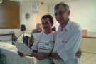 Dr.Malvino Salvador entregando o certificado ao Sr. José Souza Marceneiro de Benjamin Constant