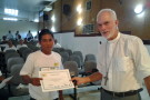 Sr. Dom Alcimar Caldas Magalhaes entregando o certificado ao sr. Manoel de Oliveira Moveleiro de Santo Antonio do Içá.