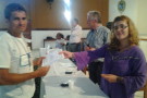 Srta. Elisa Bassani da Universidade de Gênova entregando o certificado a sr. José Ricardo, moveleiro de Amaturá